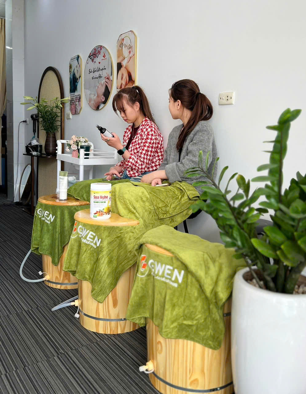 Khách hàng thoải mái khi xông chân