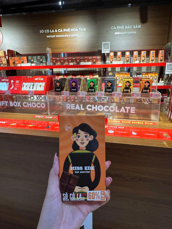 z7435753717743_e01b70bcc6f746bfbde50eeb7e1174ca Chocolate Sữa Miss Ede 60% Cacao - Hộp 60g - Tinh Hoa Đại Ngàn Tây Nguyên