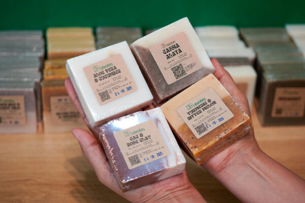 _DSC3058 Xà Phòng Thảo Mộc Nghệ Khổ Qua Coboté 120g – Sự Kết Hợp Tinh Túy Từ Khổ Qua, Nghệ Và Nha Đam