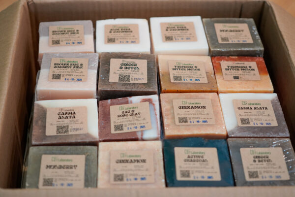 _DSC3079 Xà Phòng Thảo Mộc Nghệ Khổ Qua Coboté 120g – Sự Kết Hợp Tinh Túy Từ Khổ Qua, Nghệ Và Nha Đam