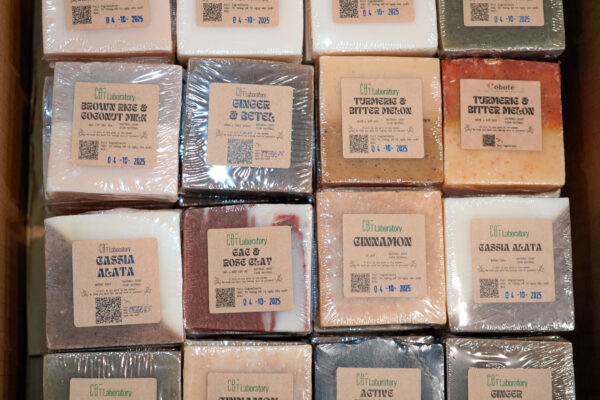 _DSC3083 Xà Phòng Thảo Mộc Nghệ Khổ Qua Coboté 120g – Sự Kết Hợp Tinh Túy Từ Khổ Qua, Nghệ Và Nha Đam